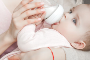 Cữ ăn của trẻ và lượng sữa bú bao nhiêu là tốt