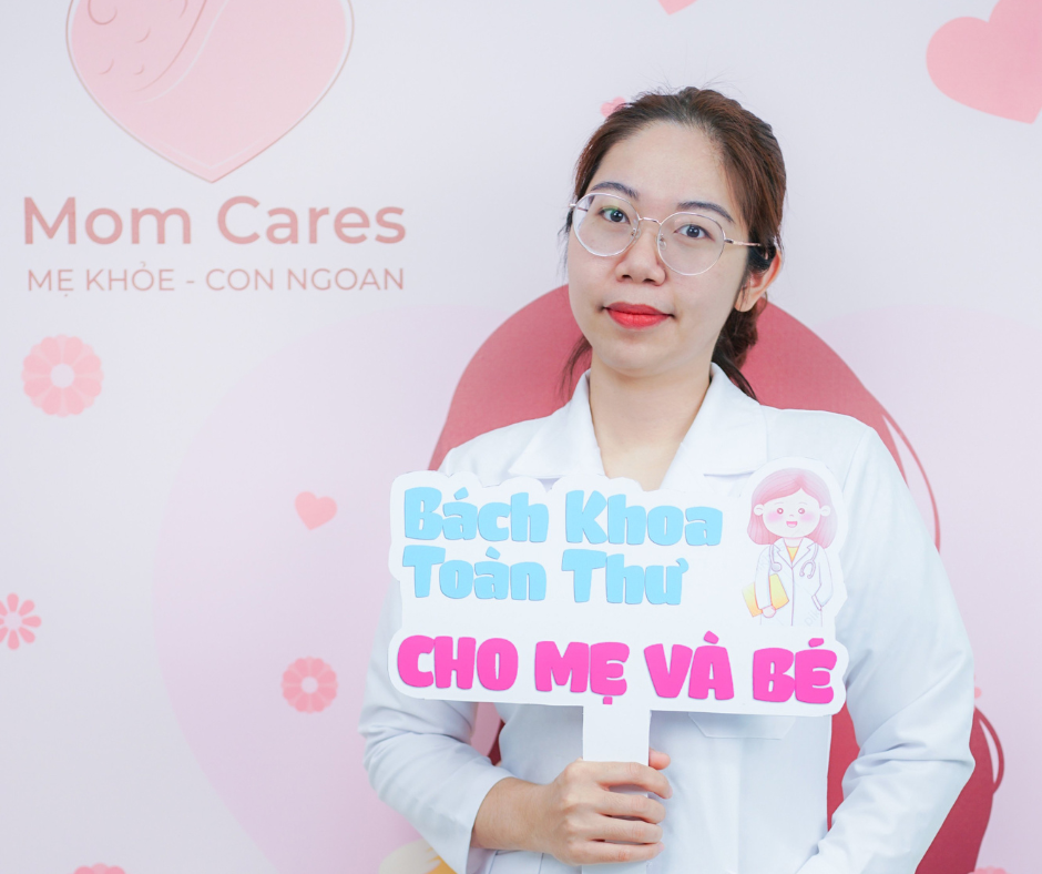 Bác sĩ tại phòng khám nhi Momcares