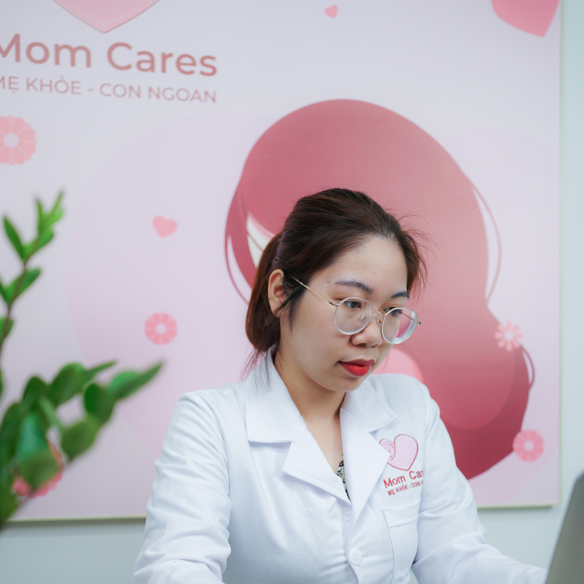 Hình ảnh thăm khám trực tiếp tại phòng khám Momcares