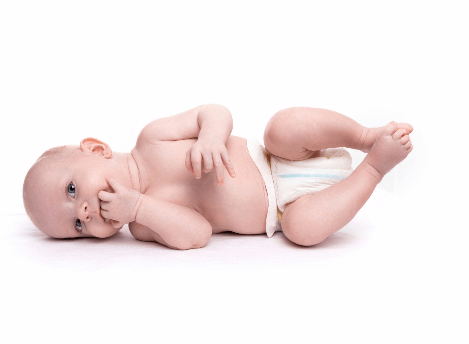 Đặt trẻ nhỏ ở tư thế nằm nghiêng sẽ giúp bé hạn chế nôn trớ