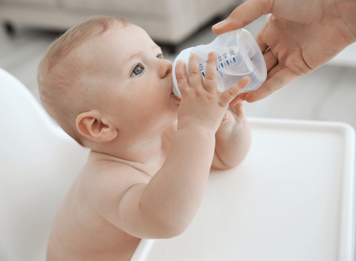 Khi bé bị tiêu chảy nên cho bé uống đủ nước