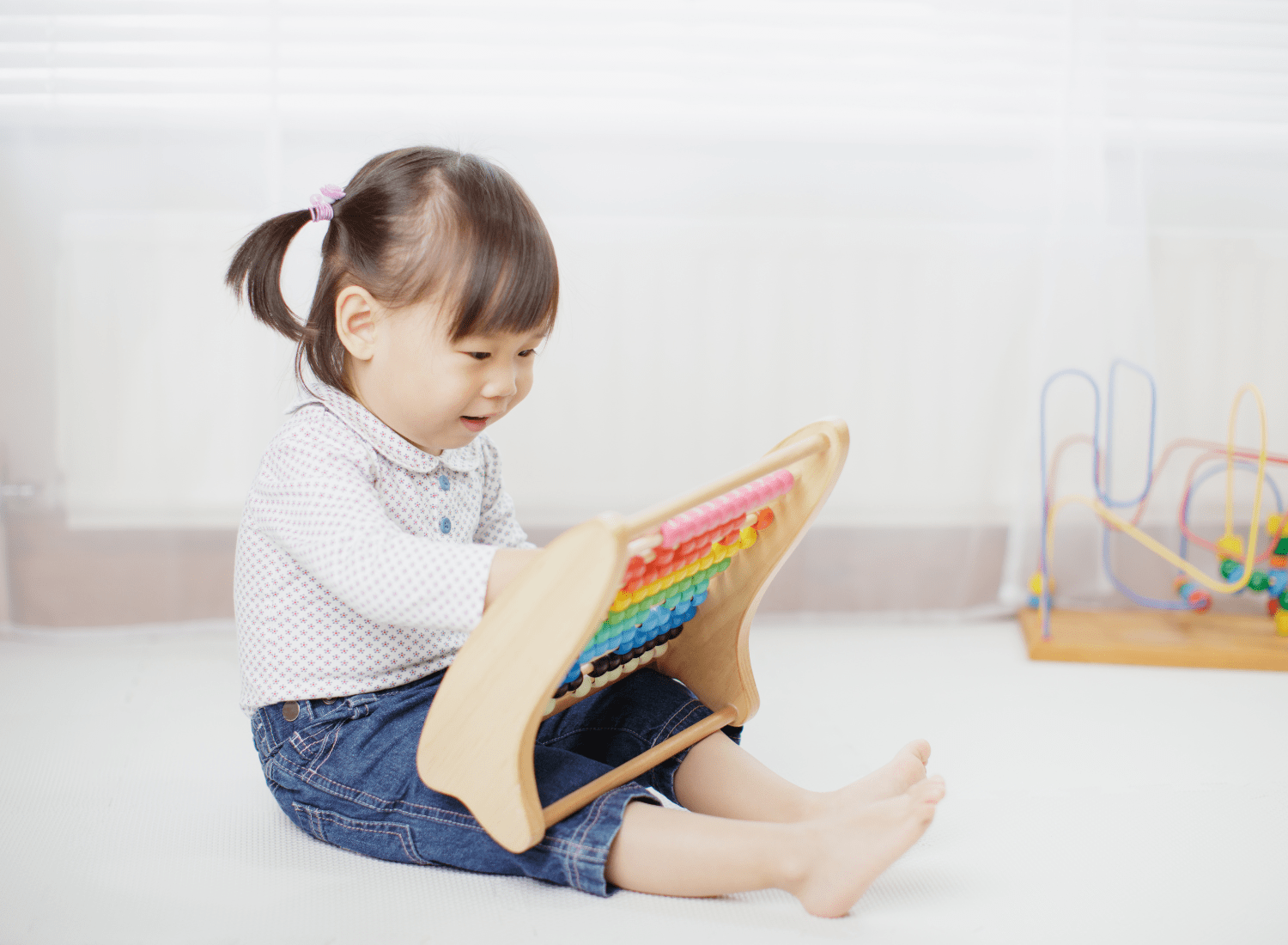 Chơi các trò chơi ngôn ngữ với bé ví dụ như xếp từ ghép hình