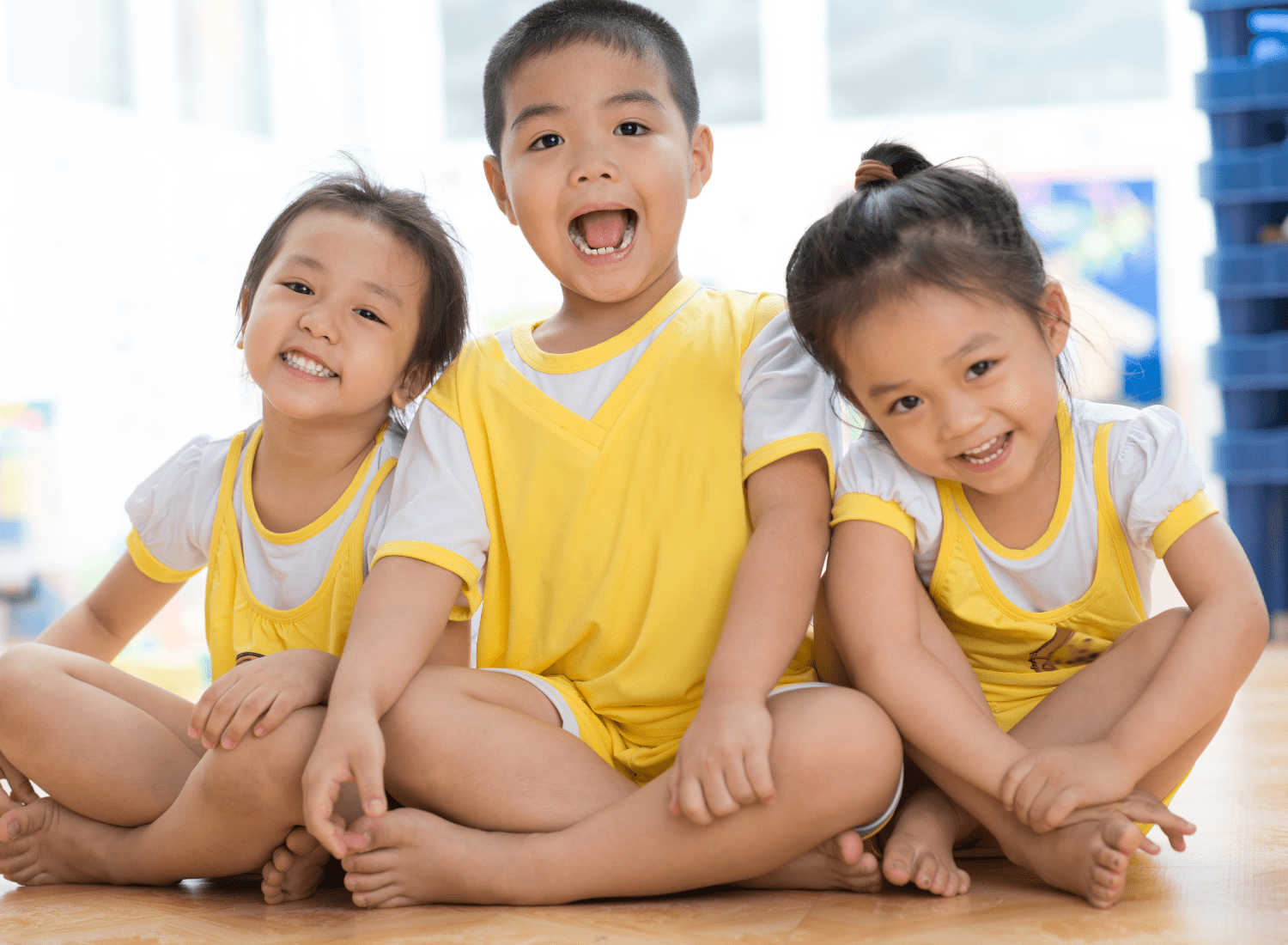 Luôn đưa trẻ ra ngoài chơi với bạn bè cùng tuổi